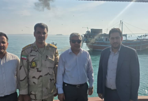 بازدید مدیرکل شیلات هرمزگان از صیدگاه میگو در هرمزگان