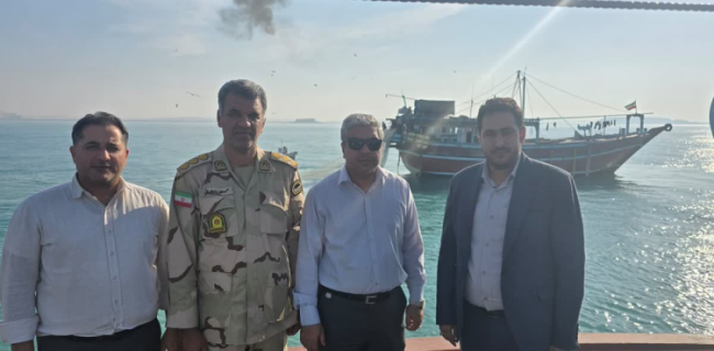 بازدید مدیرکل شیلات هرمزگان از صیدگاه میگو در هرمزگان