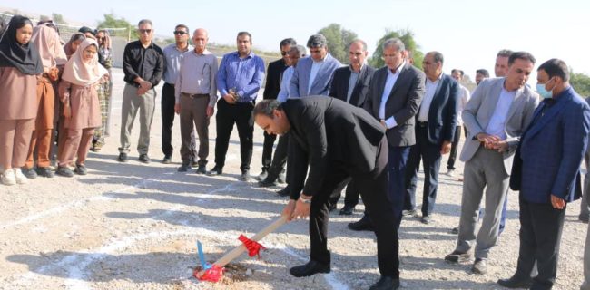 کلنگ مدرسه شش کلاسه ایسین به زمین خورد کلنگ مدرسه شش کلاسه ایسین به زمین خورد