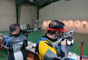 ۷۸ ورزشکار به رقابت پرداختند/ رقابت هیجانانگیز تفنگ و تپانچه در هرمزگان