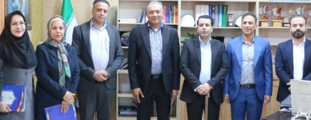 همزمان با هفته جهانی کارآفرینی؛ مدیرکل تعاون، کار و رفاه اجتماعی استان با جمعی از اعضای کانون کارآفرینان برتر هرمزگان دیدار کرد