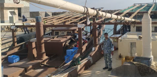 توقیف دو فروند لنج عمانی و یک قایق ترال غیرمجاز در آبهای جاسک توقیف دو فروند لنج عمانی و یک قایق ترال غیرمجاز در آبهای جاسک