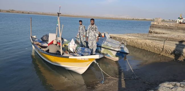 توقیف قایق ترال متخلف در آب‌های شرق جاسک