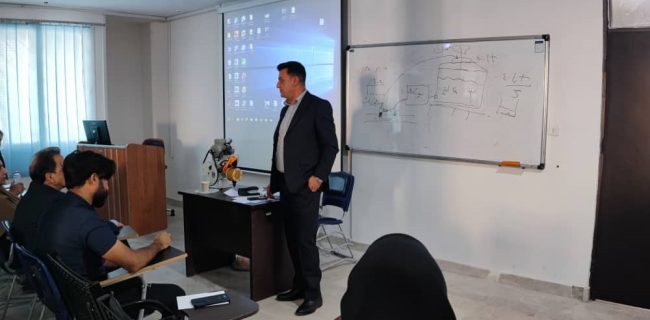 برگزاری جلسه مشترك بهورزان و آبداران منطقه ۳ با محوریت كنترل كیفی آب و بهداشت برگزاری جلسه مشترک بهورزان و آبداران منطقه ۳ با محوریت کنترل کیفی آب و بهداشت