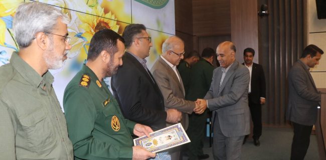 تجلیل استاندار و فرمانده سپاه امام سجاد(ع) از مدیرعامل شركت آب و فاضلاب هرمزگان تجلیل استاندار و فرمانده سپاه امام سجاد(ع) از مدیرعامل شرکت آب و فاضلاب هرمزگان