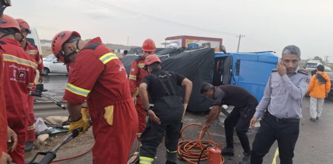 نجات سرنشین محبوس در حادثه واژگونی خودرو نجات سرنشین محبوس در حادثه واژگونی خودرو