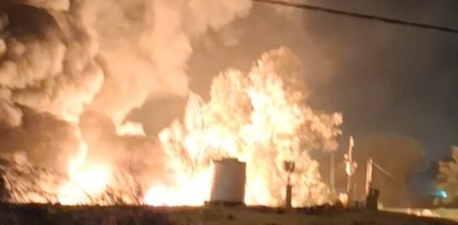 مهار حریق گسترده انبار ضایعات در روستای تل‌سیاه / عملیات نفس‌گیر بیش از سه ساعت