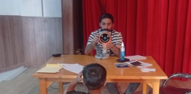 اجرای برنامه های غربالگری بینایی و شنوایی کودکان در توابع و روستاهای کم برخوردار شهرستان اجرای برنامه های غربالگری بینایی و شنوایی کودکان در توابع و روستاهای کم برخوردار شهرستان