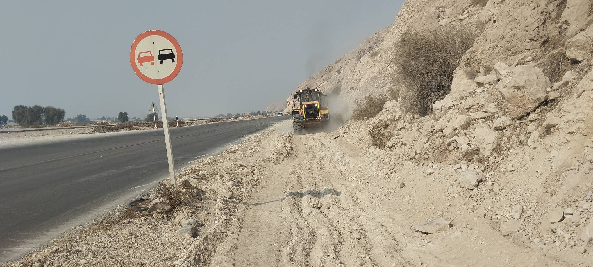 اجرای عملیات تسطیح و رگلاژ شانه راه محور پارسیان – بندرلنگه اجرای عملیات تسطیح و رگلاژ شانه راه محور پارسیان – بندرلنگه