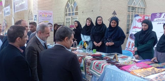 بازدید معاون وزیر کشور از نمایشگاه صنایع محلی بندرعباس
