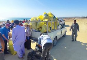 پاکسازی سواحل شهر قشم با همکاری علاقمندان به محیط زیست