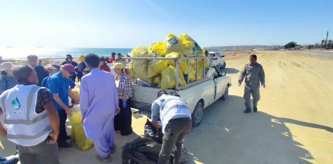 پاکسازی سواحل شهر قشم با همکاری علاقمندان به محیط زیست