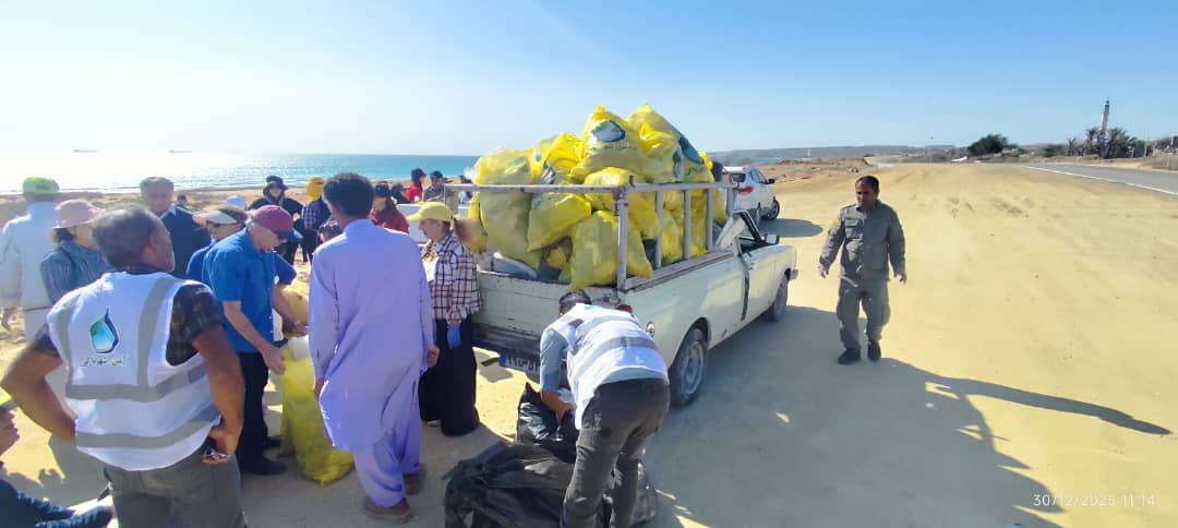 پاکسازی سواحل شهر قشم با همکاری علاقمندان به محیط زیست