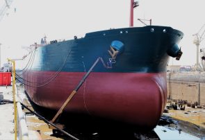 نفتکش غول‌پیکر ۱۰۰ هزارتُنی با رکورد ۱۴ روزه تعمیرات، به آب اندازی شد