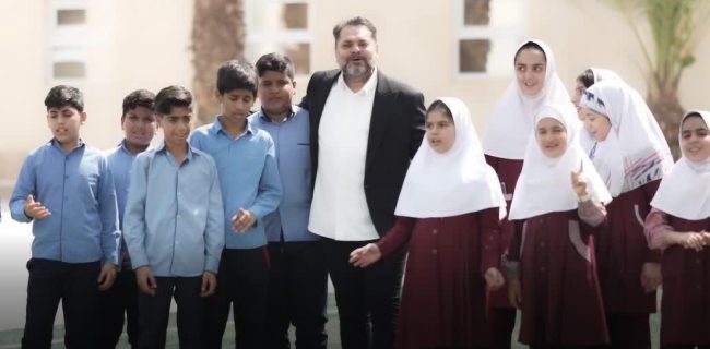 غلامرضا صنعتگر ترانه  «خیرین مدرسه ساز »را تقدیم فرزندان هرمزگانی کرد