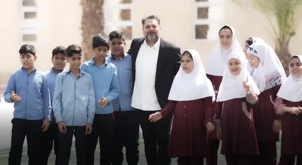 غلامرضا صنعتگر ترانه  «خیرین مدرسه ساز »را تقدیم فرزندان هرمزگانی کرد